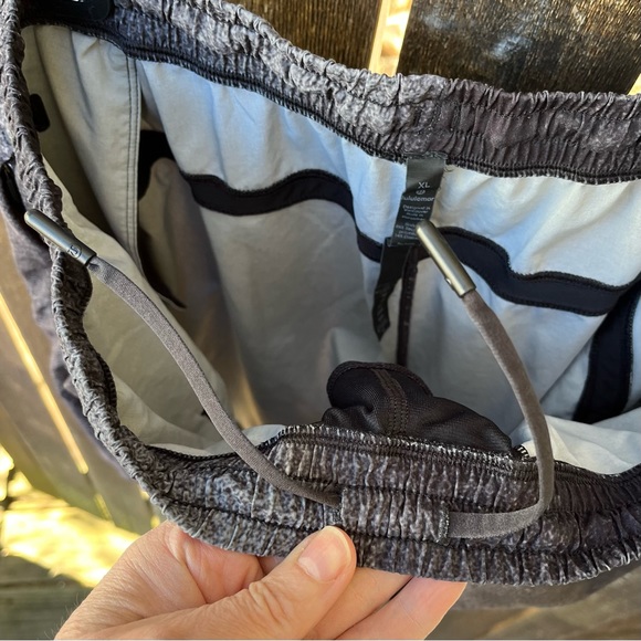 Lululemon Men’s Pace Breaker 9” Shorts In Ocean Spray Ice Grey Black Sz XL - Picture 6 of 16